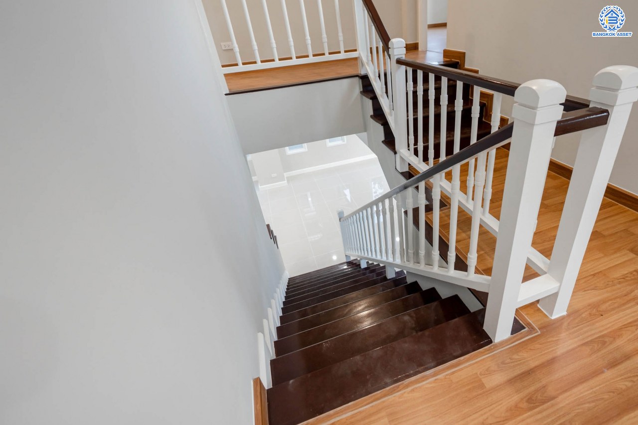 บ้านมือสองตกแต่งใหม่ โครงการ ธนาสิริ รัตนาธิเบศร์ เนื้อที่ 54.7 ตร.ว. ดีไซน์ตอบทุกไลฟ์สไตล์ ฟังก์ชัน 3 ห้องนอน 3 ห้องน้ำ จอดรถได้ 1 คัน บนทำเลติดถนนรัตนาธิเบศร์ เชื่อมต่อหลายเส้นทาง ใกล้รถไฟฟ้าสายสีม่วง "สถานีบางรักใหญ่" และจุดขึ้นทางด่วน "ศรีรัช"